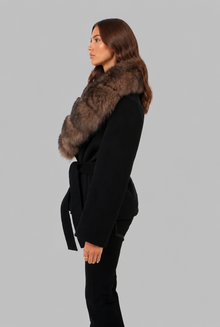 Women's belted wool coat with oversized faux fur collar in black – detail
