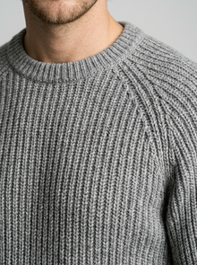 Men's Heavyweight Fisherman Rib Jumper in Grey – detail view