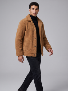 Men's Teddy Sherpa Jacket in Camel – three-quarter view
