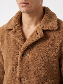 Men's Teddy Sherpa Jacket in Camel – close-up