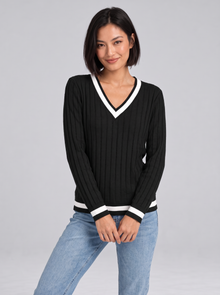 Woman wearing ribbed V-neck contrast trim jumper in black