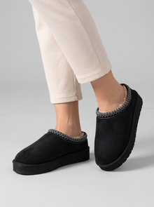 Women's Slippers – Cosy Plush Closed Toe Slip-On Slippers in Black – front view