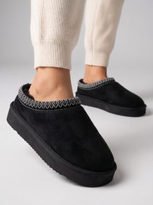 Women's Plush Slippers in Black – close-up of plush texture and closed toe