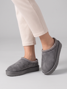 Women's Slippers – Cosy Plush Closed Toe Slip-On Slippers in Grey