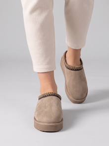 Women's Slippers – Cosy Plush Closed Toe Slip-On Slippers in Khaki