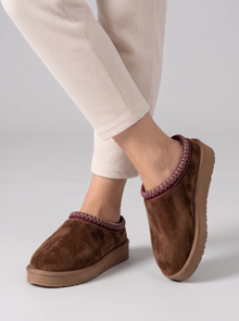 Women's Slippers – Cosy Plush Closed Toe Slip-On Slippers in Brown