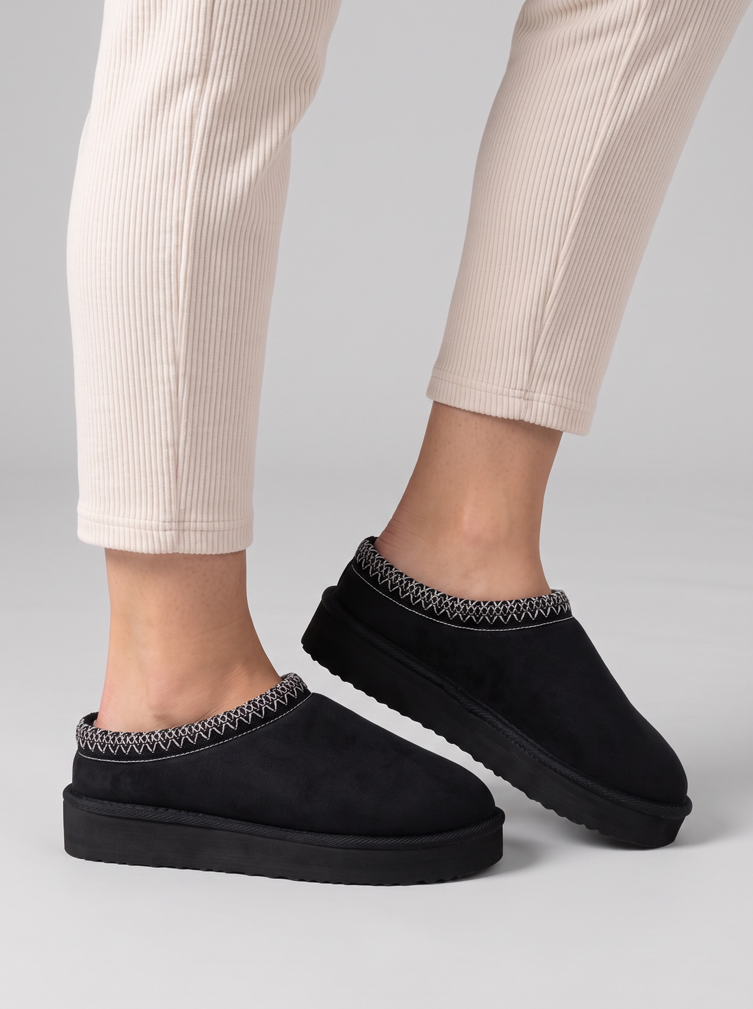 Women's Slippers – Cosy Plush Closed Toe Slip-On Slippers in Black – front view