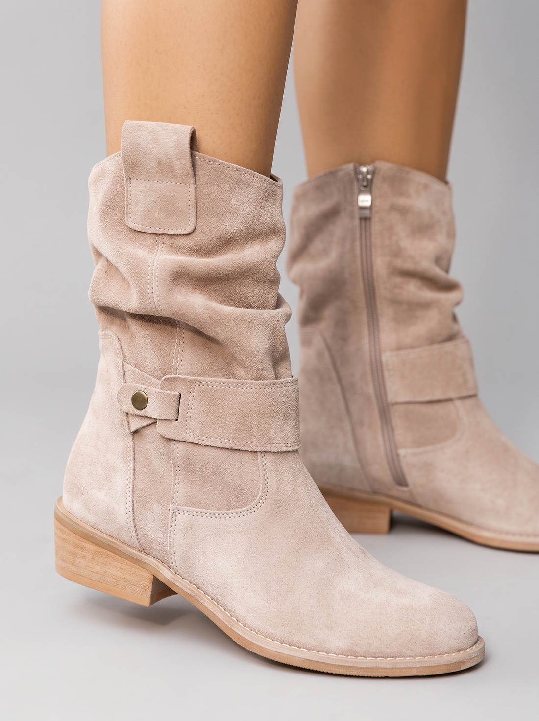 Women's Slouch Boots in Suede Beige – close-up of slouch shaft and low heel