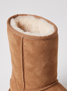 Women's Snow Boots in Chestnut – close-up of plush lining and texture