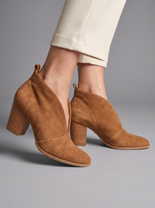 Women's Ankle Boots in Tan – V-cut and block heel close-up