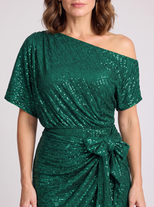 Off shoulder neckline and tie waist – close-up