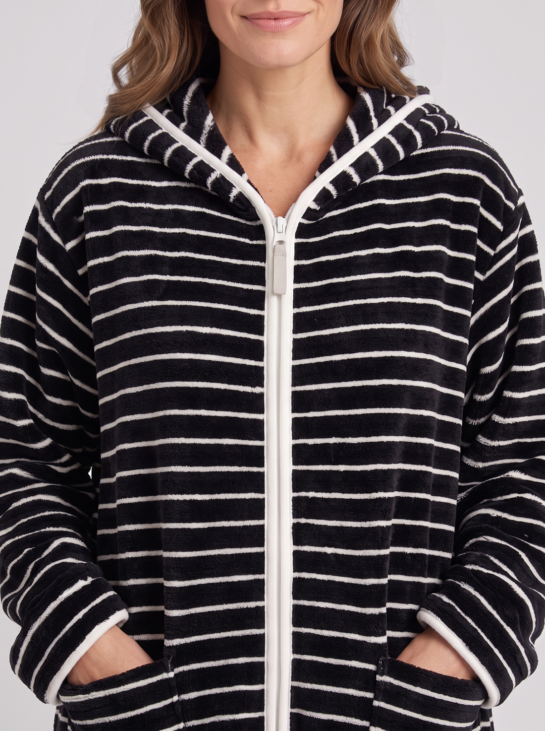 Hood, zip and plush fleece – close-up