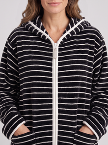 Hood, zip and plush fleece – close-up