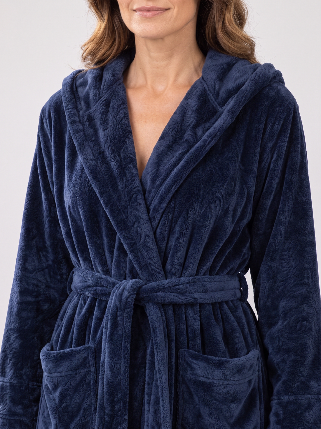 Lined hood, belt and pocket – close-up