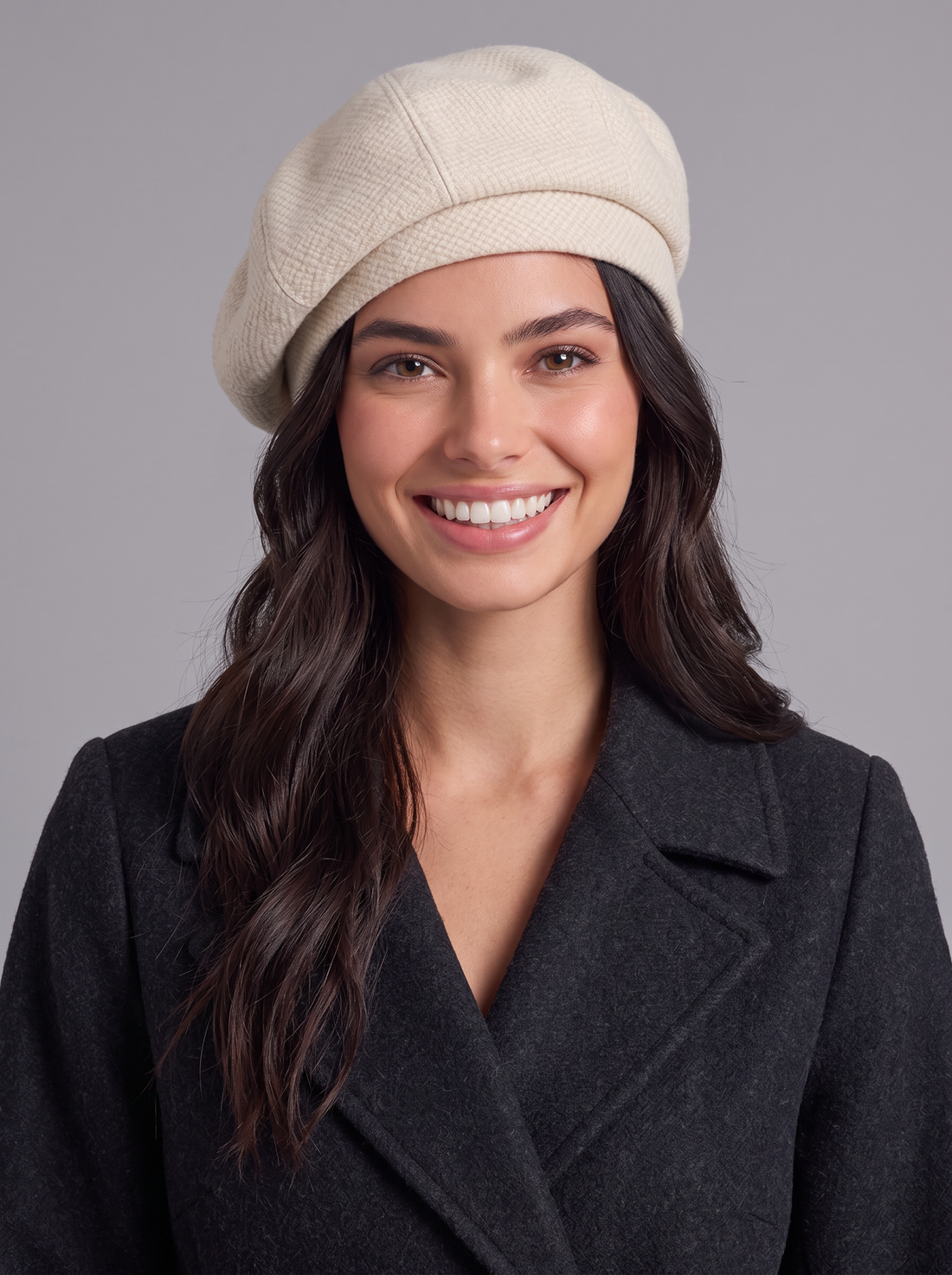 Woman wearing a beige knitted beret