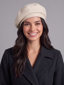 Woman wearing a beige knitted beret