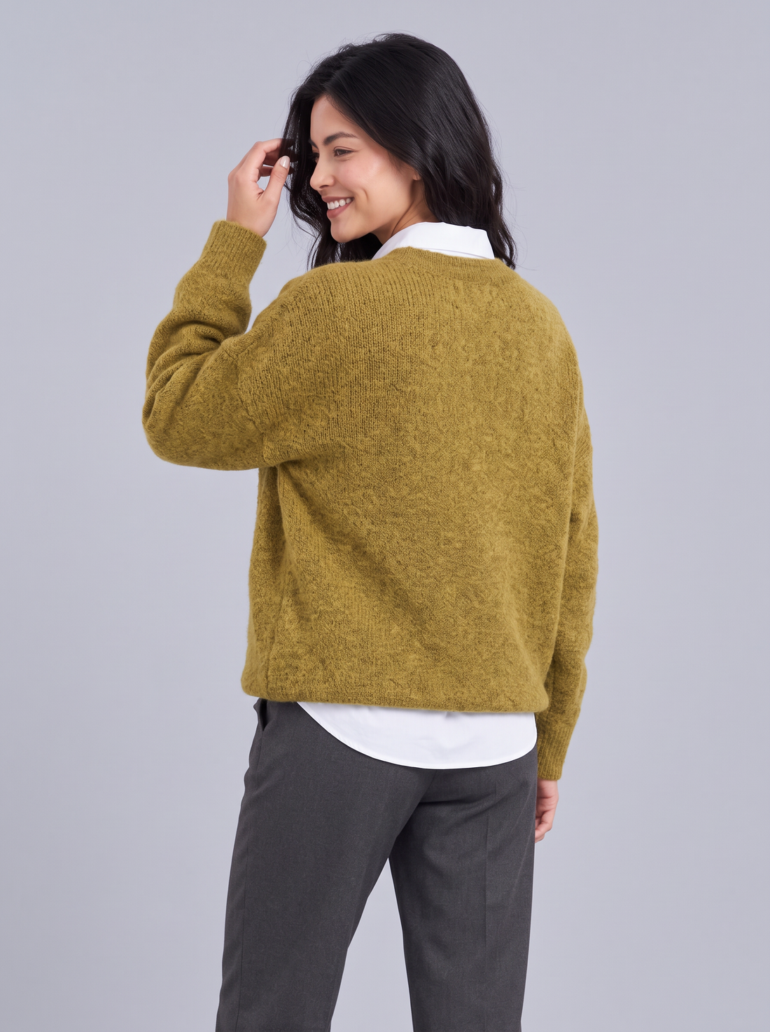 Women's oversized cashmere crew neck jumper in khaki – front view