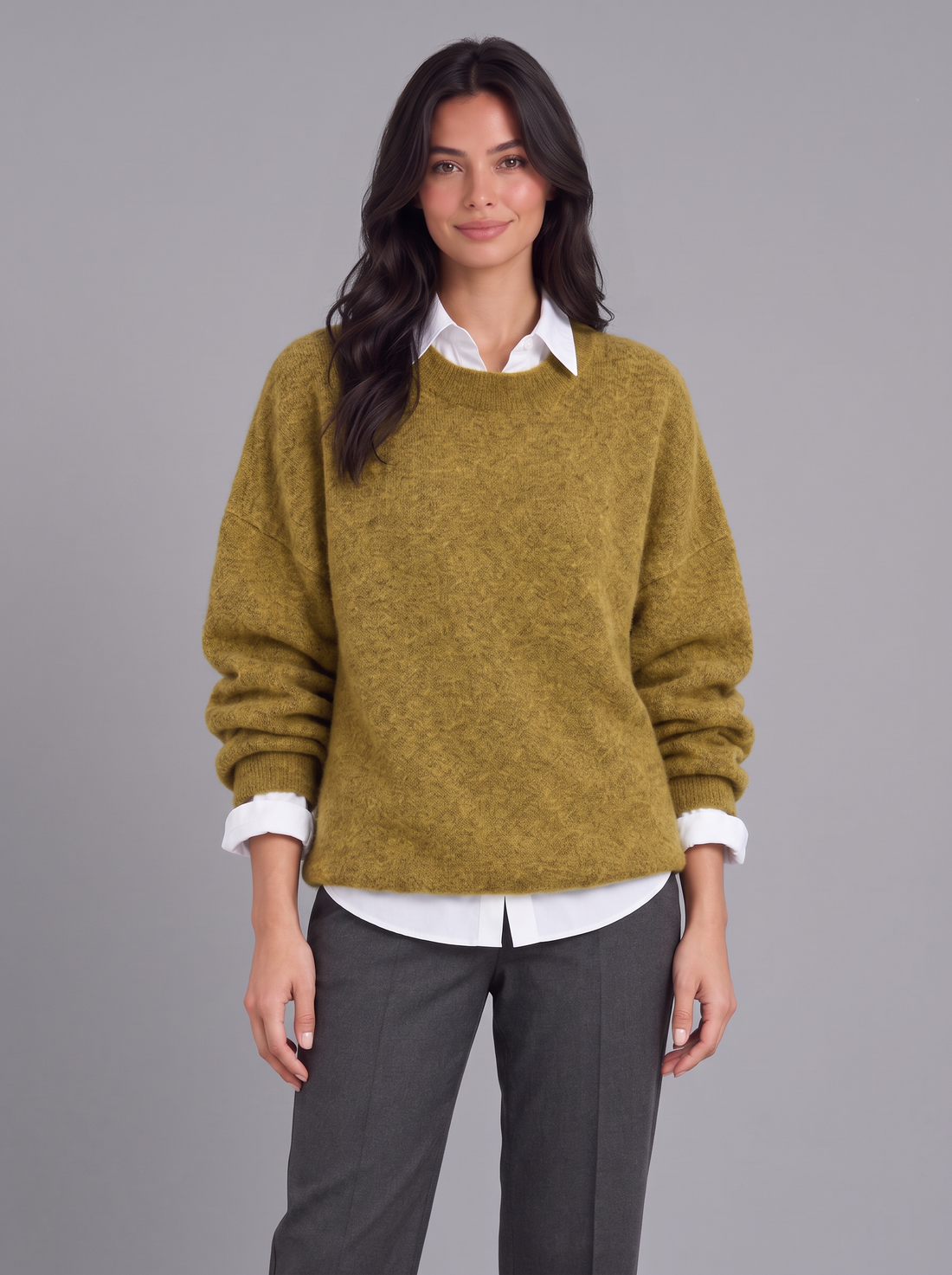 Women's oversized cashmere crew neck jumper in khaki – front view
