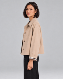 Women's cropped trench jacket with plaid lining in beige – side view